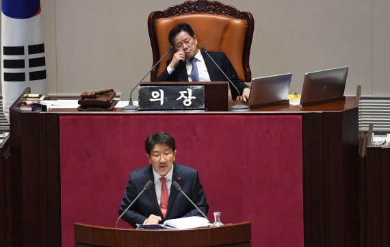 24일 권성동 자유한국당 의원이 국회 본회의장에서 선거법 개정안 반대를 위한 필리버스터를 진행하고 있다. 권 의원은 문희상 국회의장을 "문희상 씨"라고 지칭하며 불편한 감정을 드러냈다. 또 선거법 개정안 통과시 '비례한국당' 창당 필요성을 역설했다. 사진=박범준 기자