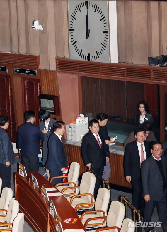 자유한국당 심재철 원내대표를 비롯한 의원들이 26일 새벽 서울 여의도 국회에서 열린 제372회 국회 (임시회) 본회의 공직선거법 일부개정법률안에 대한 무제한 토론(필리버스터)이 종료되자 본회의장을 나가고 있다.