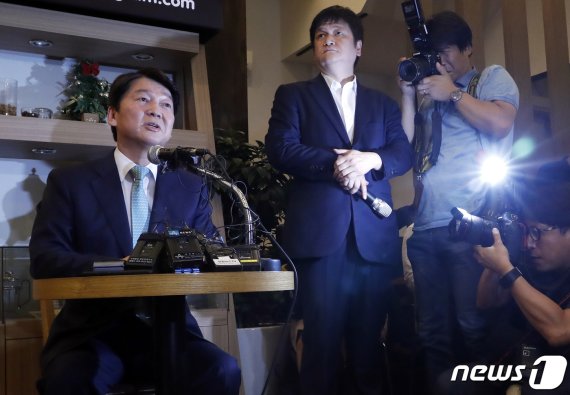 바른미래당 창업주인 안철수 전 대표. 사진은 안 전 대표가 2018년 12월 12일 서울 여의도의 한 카페에서 정계은퇴 기자간담회를 하고 있는 모습