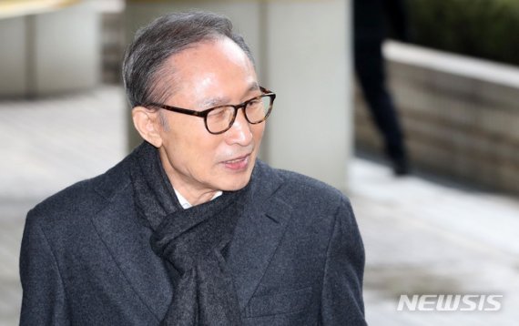 다스 자금 횡령과 뇌물수수 의혹을 받고 있는 이명박 전 대통령이 8일 오후 서울 서초구 서울고등법원에서 열린 특정범죄가중처벌법상 뇌물 등 항소심 결심공판에 출석하고 있다./사진=뉴시스