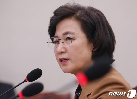 추미애 법무부장관이 9일 서울 여의도 국회에서 열린 법제사법위원회 전체회의에 출석해 의원질의에 답변하고 있다. 2020.1.9/뉴스1 © News1 김명섭 기자 /사진=뉴스1