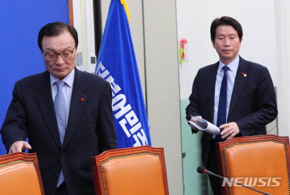 더불어민주당 이해찬(왼쪽) 대표와 이인영 원내대표가 10일 서울 여의도 국회에서 열린 더불어민주당 최고위원회의에 참석하고 있다.