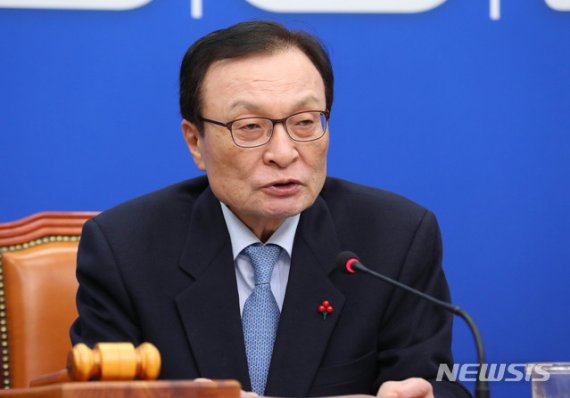 이해찬 더불어민주당 대표가 10일 서울 여의도 국회에서 열린 최고위원회의에서 윤석열 검찰총장을 겨냥해 "검찰 항명은 그냥 넘길 수 있는 일이 아닌 것 같다"고 비판했다. 뉴시스