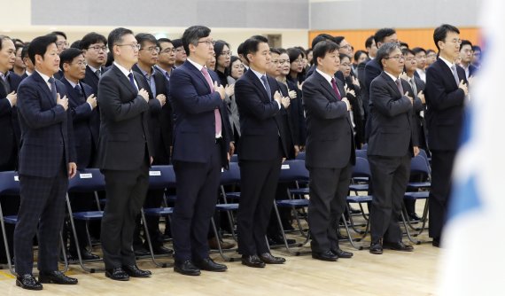 중앙지검 떠나는 배성범 배성범(앞줄 왼쪽 두번째) 서울중앙지검장이 10일 서울 서초구 서울중앙지검에서 열린 이임식에서 국민의례를 하고 있다. 배 지검장은 지난 8일 법무부가 단행된 검찰 인사에서 고검장으로 승진해 법무연수원장으로 발령났다. 뉴시스