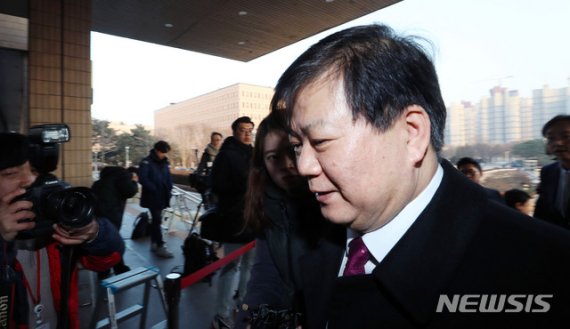 배성범 전 중앙지검장이 10일 오후 추미애 법무부 장관에게 보직 변경 관련 신고를 위해 경기 과천시 정부과천청사 법무부로 들어가고 있다.