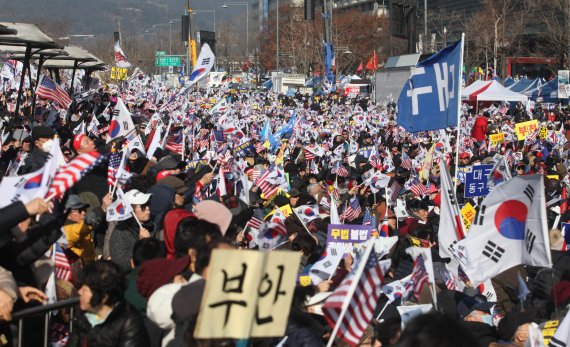 범국민투쟁본부 등 보수단체 회원들이 11일 오후 서울 종로구 광화문광장에서 열린 '대한민국 바로 세우기 국민대회'에서 추미애 법무부 장관 사퇴와 문재인 정권을 규탄하는 구회를 외치고 있다/사진=김범석 기자