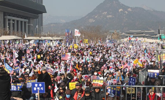 범국민투쟁본부 등 보수단체 회원들이 11일 오후 서울 종로구 광화문광장에서 열린 '대한민국 바로 세우기 국민대회'에서 추미애 법무부 장관 사퇴와 문재인 정권을 규탄하는 구회를 외치고 있다. /사진=김범석 기자
