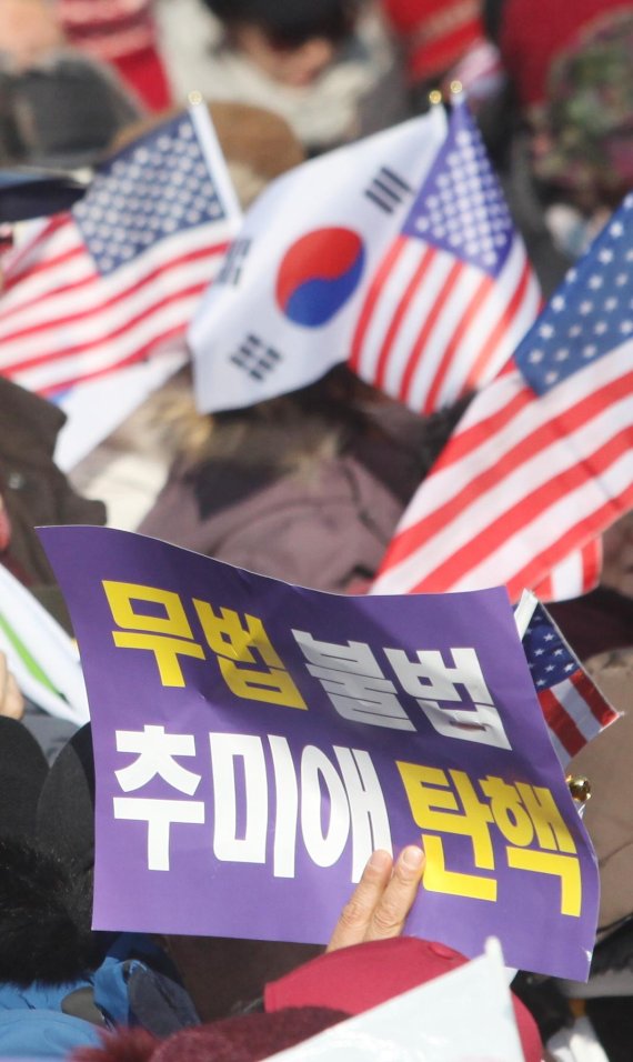 범국민투쟁본부 등 보수단체 회원들이 11일 오후 서울 종로구 광화문광장에서 열린 '대한민국 바로 세우기 국민대회'에서 추미애 법무부 장관 사퇴와 문재인 정권을 규탄하는 구회를 외치고 있다. 사진=김범석 기자