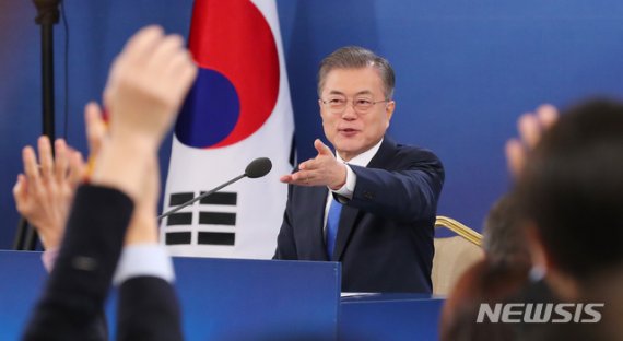 [서울=뉴시스]지난해 신년 기자회견에서 질문자를 직접 지목하고 있는 문재인 대통령의 모습. (사진=뉴시스DB). 2019.01.10. /사진=뉴시스