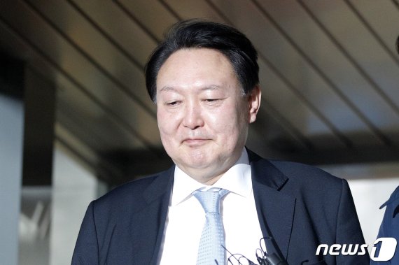 윤석열 검찰총장이 7일 오후 경기 정부과천청사 법무부에서 추미애 장관과의 비공개 면담을 마친 후 차로 향하고 있다. 사진=뉴스1