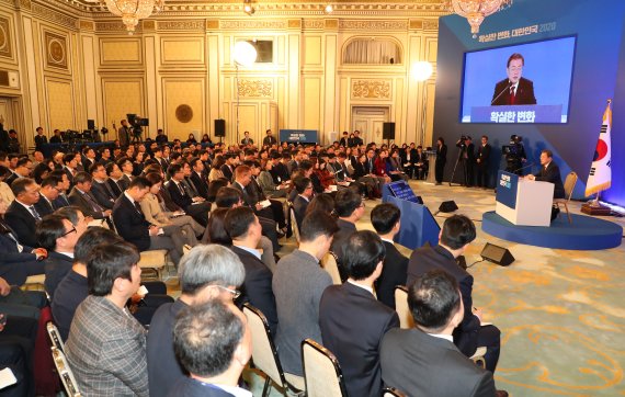 "부동산 가격 안정화 의지 확고"/문재인 대통령이 14일 청와대 영빈관에서 열린 신년 기자회견에서 취재진의 질문에 답변하고 있다. 문 대통령은 이날 부동산 문제와 관련, "일부 서울 특별지역의 고가주택 문제라 해도 지나치게 높은 주택 가격은 많은 국민에게 상실감을 준다"며 가격안정화 의지를 밝혔다.뉴시스