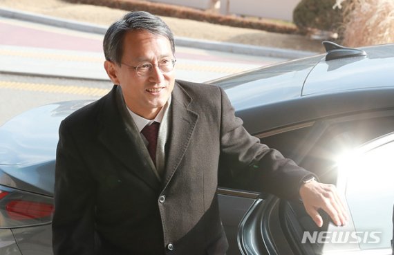 이창재 검찰인사위원회 위원장이 20일 오후 경기 과천시 법무부 청사에서 열린 검찰인사위원회에 참석하기 위해 청사에 도착해 차에서 내리고 있다. 사진=뉴시스