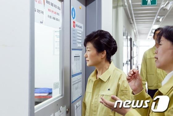 당시 박근혜 대통령이 지난 2015년 충북 청주시 흥덕구 오송읍 국립보건연구원에서 메르스 대응 비상 실험실을 둘러보고 있다. 뉴스1 제공