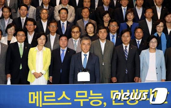 문재인 새정치민주연합 대표가 26일 오전 서울 여의도 국회 본청에서 박근혜 대통령 메르스 무능과 거부권 행사에 대한 대국민 호소문을 발표하고 있다. 2015.6.26/뉴스1