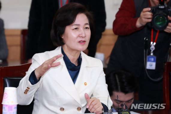 추미애 법무부 장관이 3일 오후 경기 과천시 법무부에서 열린 법무·검찰개혁위원회 제20차 회의에 참석해 김남준 법무·검찰개혁위원장 및 위원들과 대화를 나누고 있다.