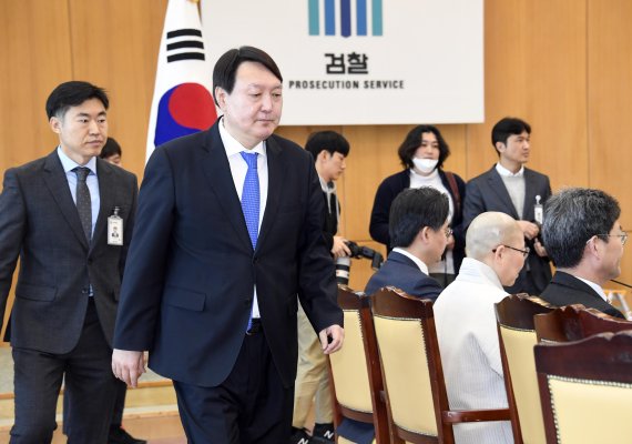 윤석열 검찰총장이 5일 오전 서울 서초구 대검찰청에서 열린 검찰인권위원회 위촉식을 마치고 발걸음을 옮기고 있다. 사진=박범준 기자