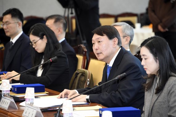 윤석열 검찰총장이 5일 오전 서울 서초구 대검찰청에서 열린 검찰인권위원회 위촉식에서 인사말하고 있다. 사진=박범준 기자