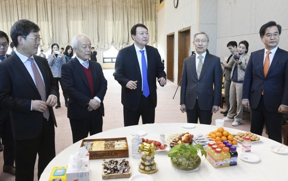 윤석열 검찰총장이 5일 서울 서초구 대검찰청에서 열린 검찰인권위원회 위촉식에서 강일원 검찰인권위원회 위원장을 비롯한 참석자들과 담소를 나누고 있다. 사진=박범준 기자