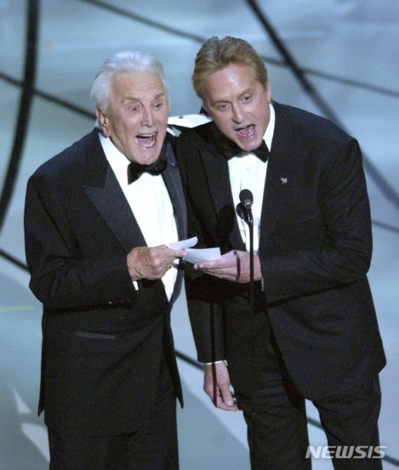 [로스앤젤레스=AP/뉴시스]배우 커크 더글러스가 향년 103세의 나이로 별세했다고 그의 아들이자 배우인 마이클 더글러스가 5일(현지시간) 밝혔다. 더글러스는 2004년 은퇴하기 전까지 '해저 2만 리', 'OK 목장의 결투', '스파르타쿠스' 등 80여 편의 영화에 출연했으며 움푹 파인 그의 턱이 트레이드 마크였다. 사진은 2003년 3월23일 커크 더글러스(왼쪽)가 아들이자 배우인 마이클 더글러스와 함께 LA에서 열린 제75회 아카데미 시상식 시상자로 나와 작품상 '시카고'를 외치는 모습. 2020.02.06. <저작권자ⓒ 공감언론 뉴시스통신사. 무단전재-재배포 금지.> /사진=뉴시스화상