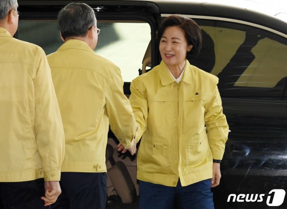 추미애 법무부 장관이 6일 오전 서울 서초동 서울고등검찰청에서 열린 법무부 대변인실 '의정관' 개소식에 참석하기 위해 들어서며 관계자들과 인사를 나누고 있다./사진=뉴스1