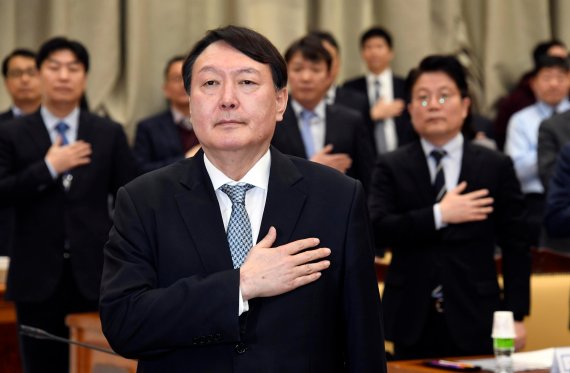 윤석열 검찰총장이 10일 오전 서울 서초구 대검찰청에서 열린 제21대 총선 대비 전국 18개청 지검장 및 59개청 공공수사 담당 부장검사 회의에서 참석자들과 국민의례를 하고 있다. 검찰은 이 자리에서 총선 전후 선거사범에 대한 수사방식과 사법처리 방향 등을 논의했다. 사진=박범준 기자