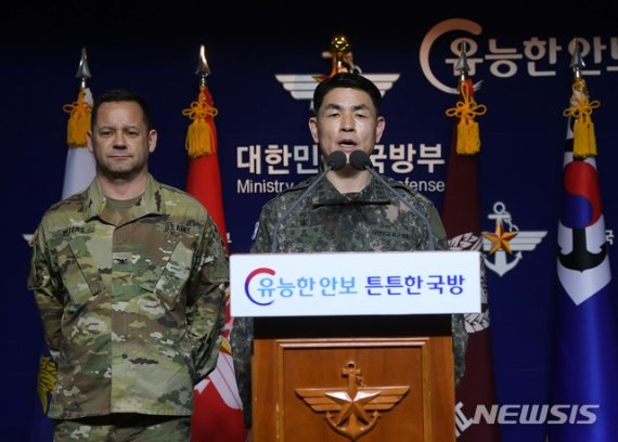 [서울=뉴시스]사진공동취재단 = 합참 공보실장 김준락 대령이 27일 오전 서울 용산구 국방부에서 신종 코로나바이러스 감염증(코로나19) 확산으로 인한 한미연합군사훈련 연기에 대한 브리핑을 하고 있다. 왼쪽은 한미연합사 공보실장 피터스 대령. 2020.02.27. photo@newsis.com <저작권자ⓒ 공감언론 뉴시스통신사. 무단전재-재배포 금지.>