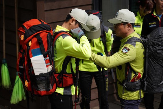 박기성 도봉특수산악구조대장이 산악 안전점검에 나서기 전에 대원들의 장비를 직접 점검해주고 있다.사진=김문희 기자 일부 대원들은 상황실에서 만약의 사태에 대비해 주요 탐방로 등에 대한 모니터링을 하고 있다. 북한산국립공원 도봉특수산악구조대는 총 23명으로 구성됐다.사진=김문희 기자