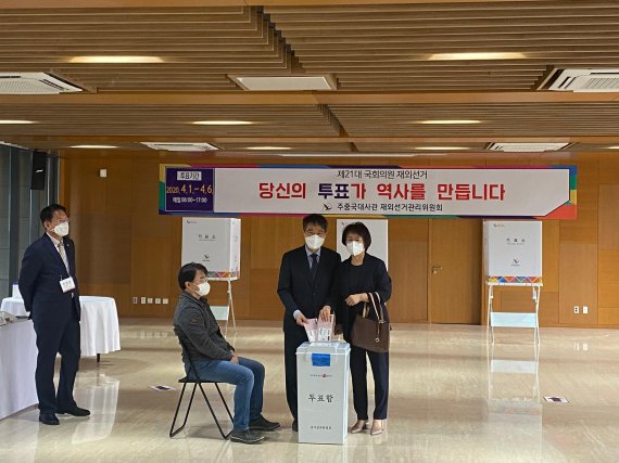 제21대 국회의원 선출을 위한 해외 거주 유권자 선거가 1일부터 시작된 가운데 장하성 주중대사 부부가 중국 베이징 차오양구 주중 한국대사관에서 투표를 하고 있다./정지우 특파원