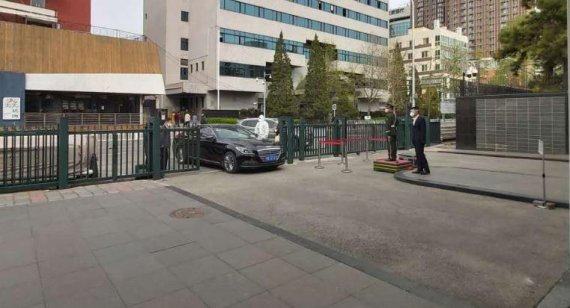 제21대 국회의원 선출을 위한 해외 거주 유권자 선거가 1일부터 시작된 가운데 한 교민 차량이 중국 베이징 차오양구 주중 한국대사관 정문을 통과하고 있다./정지우 특파원