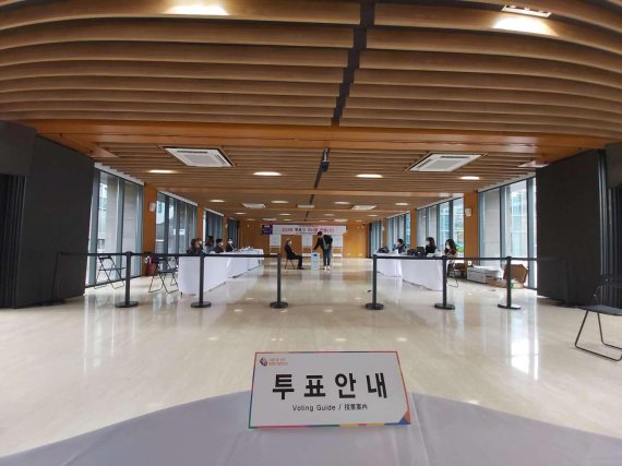 제21대 국회의원 선출을 위한 해외 거주 유권자 선거가 1일부터 시작된 가운데 중국 베이징 차오양구 주중 한국대사관에서 한 교민이 투표를 하고 있다./정지우 특파원