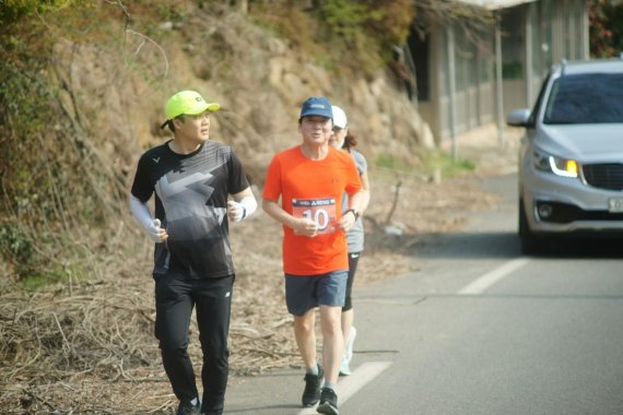 이달 1일부터 마라톤 국토종주에 나선 안철수 국민의당 대표가 3일 전라남도 지역을 달리고 있다. 셔츠 앞쪽에 국민의당 비례대표 순번인 10번이 선명히 보인다. 국민의당 제공.