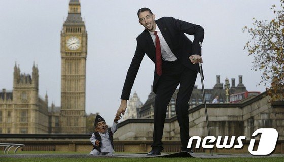 술탄 쾨센이 제10회 기네스 세계기록의 날을 맞아 세계 최단신으로 기록된 네팔 국적의 찬드라 바하두르 당기와 2014년 11월13일(현지시간) 영국 런던에서 대면했다. (사진=그레이트유로서커스) /사진=뉴스1