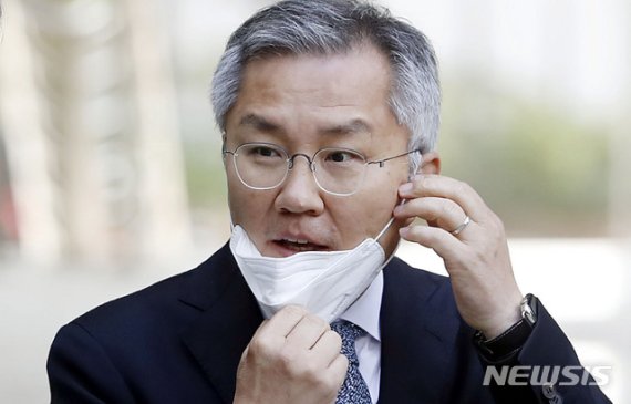 최강욱 전 청와대 공직기강비서관이 21일 오전 '조국 아들 허위 인턴 증명서 발급 혐의' 1차 공판을 받기 위해 서울 서초구 서울중앙지방법원으로 출석하고 있다./사진=뉴시스