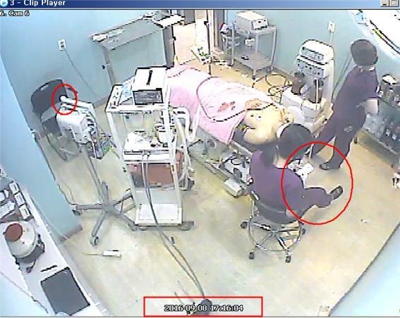 2016년 서울 신사역 인근 한 성형외과에서 수술을 받다 중태에 빠진 권대희씨 수술 당시 CCTV 영상. 수술실에 홀로 남은 간호조무사가 휴대폰을 만지고 있다. 의무기록지와 비교분석한 결과에 따르면 당시 환자 혈압이 80까지 떨어진 상황으로 추정된다. 고 권대희씨 유족 제공.