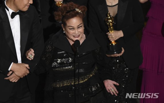 [로스앤젤레스=AP/뉴시스]이미경(미국명 미키 리) CJ그룹 부회장이 9일(현지시간) 미국 캘리포니아주 로스앤젤레스 돌비극장에서 열린 제92회 아카데미 시상식에서 '기생충'이 작품상을 수상한 후 소감을 밝히고 있다. CJ는 자회사인 CJ ENM을 통해 '기생충'을 투자제작했다. 2020.02.10 /사진=뉴시스