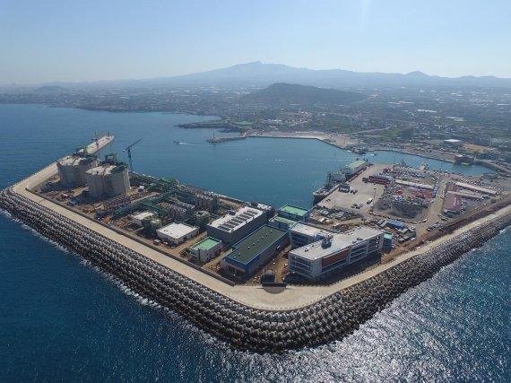 제주시 애월항에 있는 한국가스공사 제주LNG기지 전경 /사진=fnDB