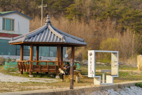 석모도 상주해안길. 제방길의 끝지점이자, 숲길로 들어가기 전 쉼터 정자