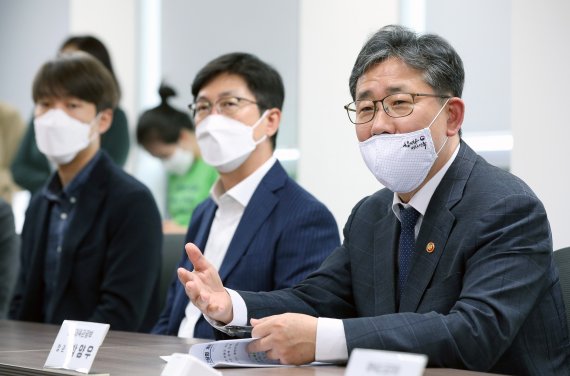 박양우 문화체육관광부 장관(오른쪽)이 한국게임산업협회 회의실에서 열린 게임업계 및 협·단체 관계자와의 간담회에 참석하고 있다. 문체부 제공