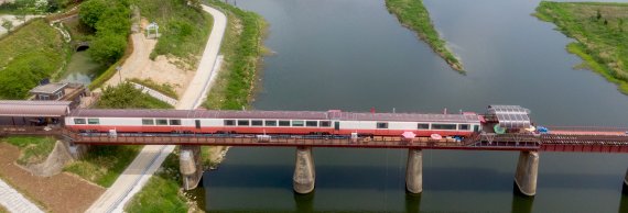 위봉산성 석문, 만경강 폐철교 위 비비정예술열차