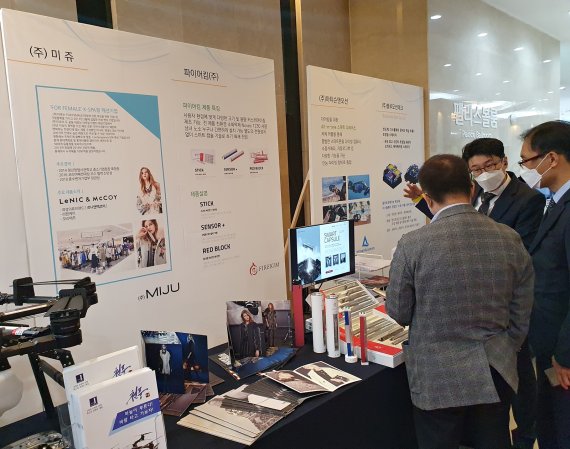 결선에 진출한 10개 기업이 홍보부스를 통해 사업 계획, 이전 계획 등을 설명하고 있다