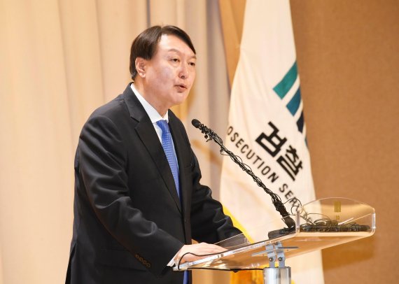 윤석열 검찰총장이 취임한 지난해 검찰 원문정보 공개율은 역대 최저치인 0.1%를 기록했다. 공개된 정보는 전체 9000여건 가운데 단 6건이었다. fnDB