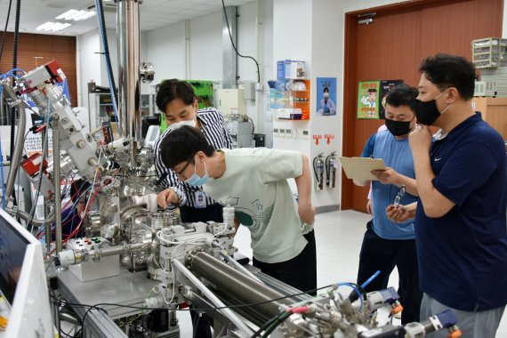 한국생산기술연구원 연구원들이 기초과학지원연구원에서 개발한 기체클러스터 이온빔 장치를 공식 검증 진행을 하고 있다. 기초과학지원연구원 제공
