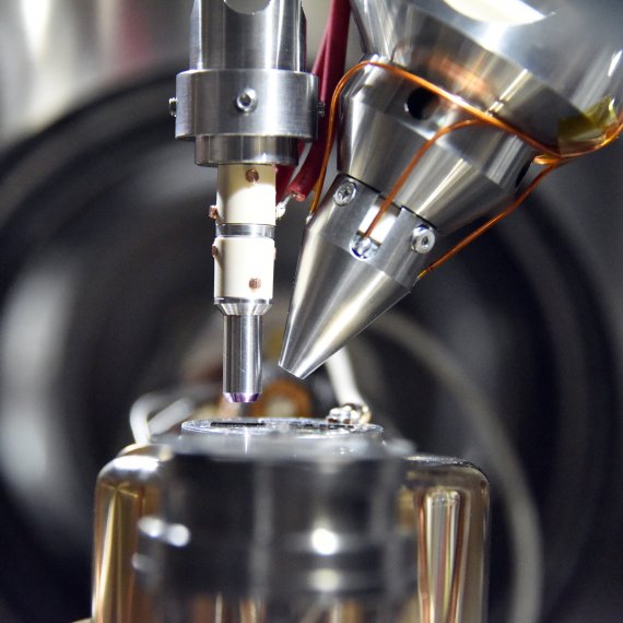 비스듬한 구조물인 기체클러스터 이온빔에서 쏘아진 이온빔이 하단의 OLED 시료를 가공하며 이차 이온을 생성한다. 기초과학지원연구원 제공