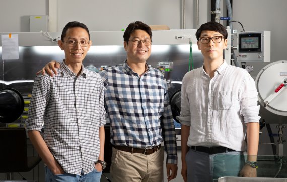 [연구진사진] 국민대 전주원 교수(맨 오른쪽), UNIST 장성연 교수(가운데)
