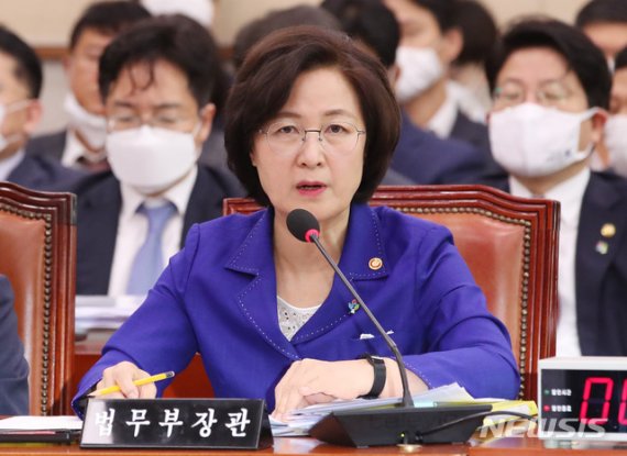 추미애 법무부 장관이 18일 서울 여의도 국회에서 열린 법제사법위원회 제2차 전체회의에서 의원의 질의에 답하고 있다. /사진=뉴시스