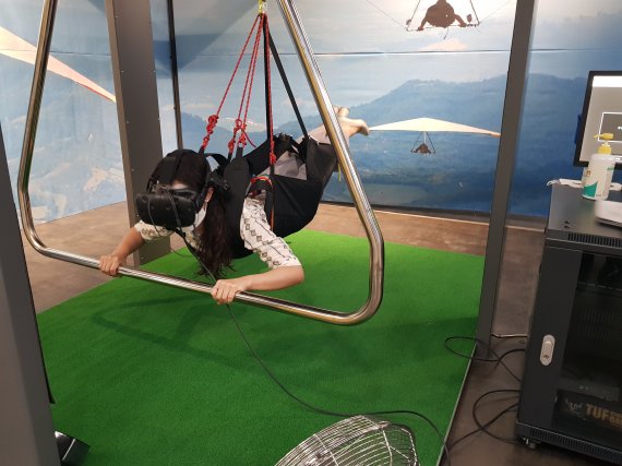 국립항공박물관은 콘텐츠의 40%가 체험 위주로 구성됐다. 참가자가 가상현실(VR) 행글라이딩 체험을 하고 있다. 국립항공박물관 제공