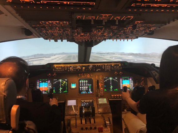 국립항공박물관에 설치된 보잉 747-400 비행 시뮬레이터. 실제 기장 출신 교관이 탑승객에게 착륙과정을 설명하고 있다. 국립항공박물관 제공
