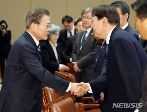 【서울=뉴시스】박영태 기자 = 문재인 대통령이 8일 청와대 본관 집현실에서 열린 공정사회를 향한 반부패정책협의회에 참석해 윤석열 검찰총장과 악수를 나누고 있다. 2019.11.08. since1999@newsis.com <저작권자ⓒ 공감언론 뉴시스통신사. 무단전재-재배포 금지.> /사진=뉴시스화상