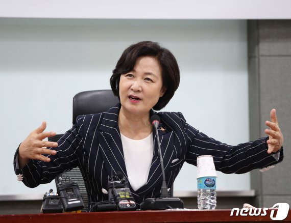 추미애 법무부 장관이 25일 오후 서울 여의도 국회 의원회관에서 열린 초선의원 혁신포럼 '슬기로운 의원생활'에서 강연을 하고 있다.