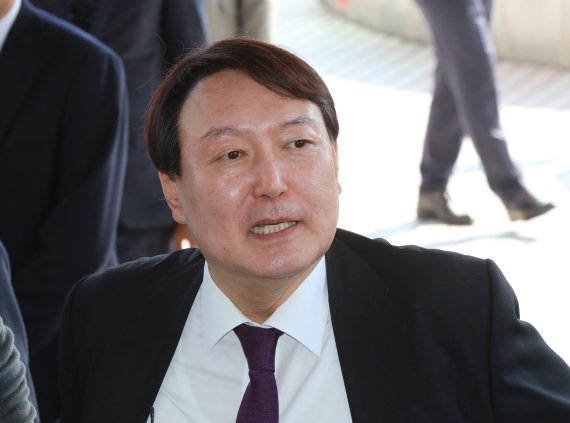 이낙연 더불어민주당 의원이 30일 서울 여의도 국회의원회관에서 열린 포스트 코로나19 대응 제안 포럼에 참석하고 있다. 윤석열 검찰총장